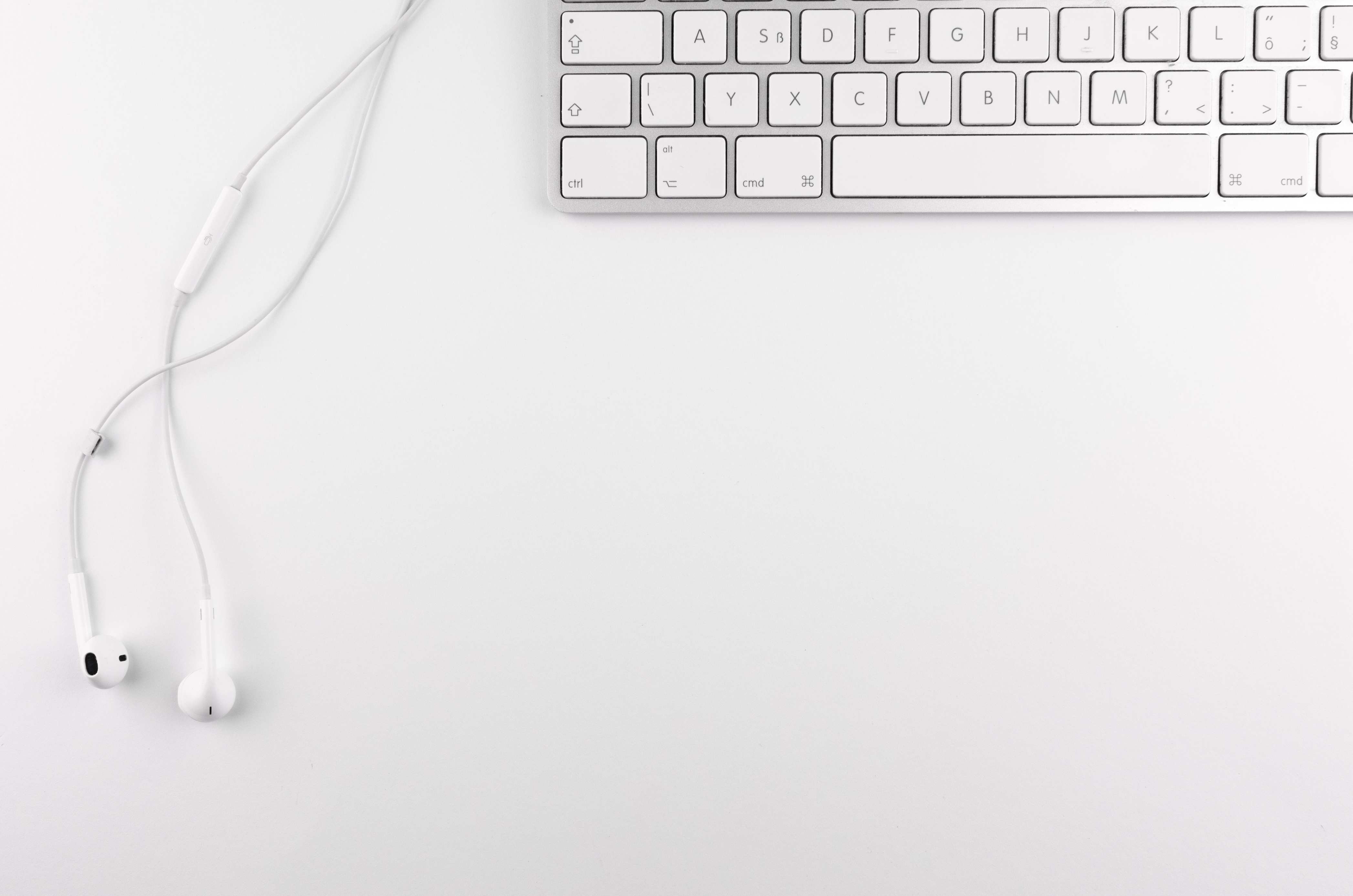 Handels-Workstation mit Laptop und eingeblendeten Finanzcharts