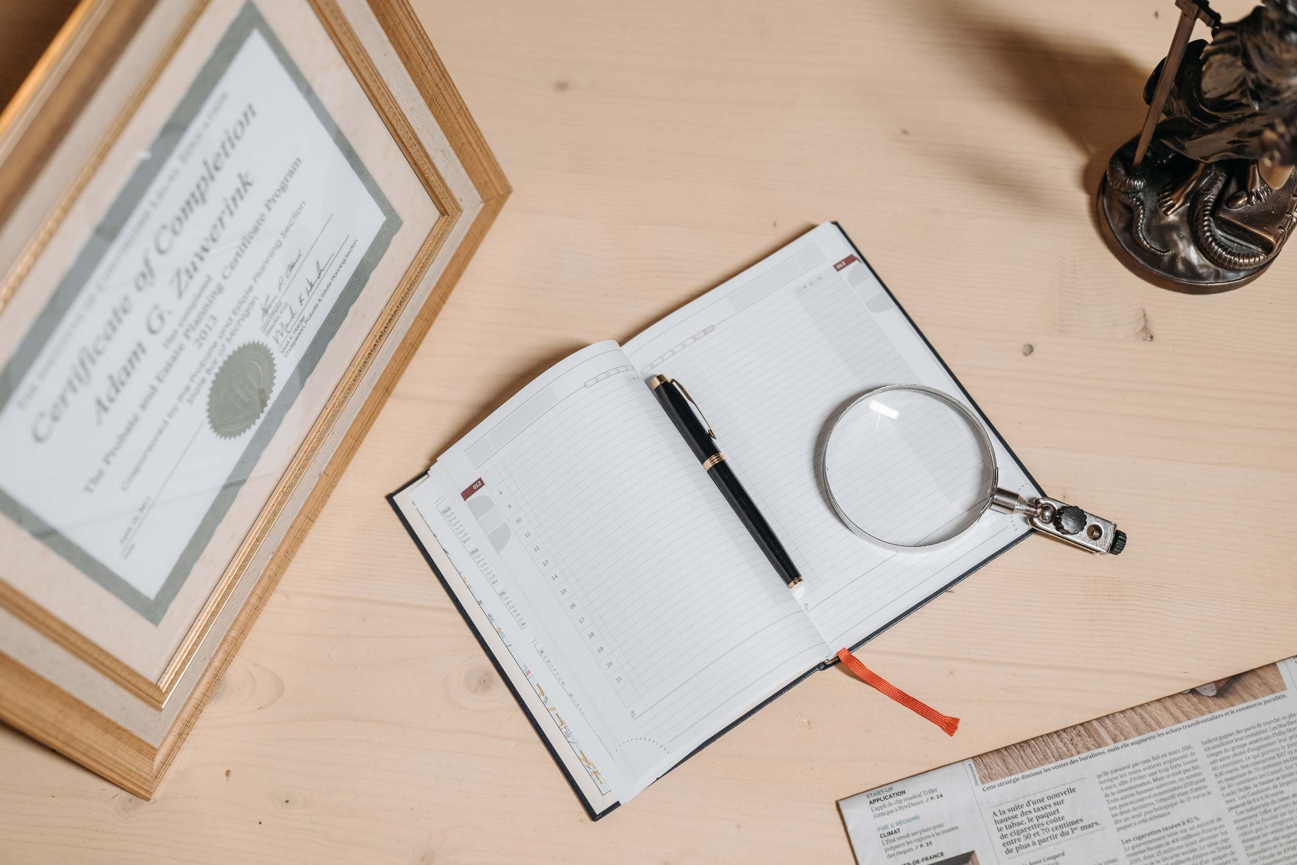 Arbeitsplatz mit Notizbüchern für Anlageunterlagen